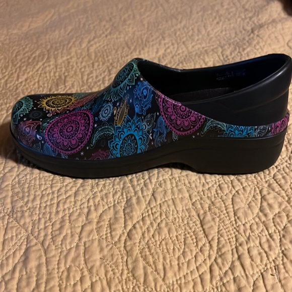 Crocs size 7 shoes - Picture 3 of 3